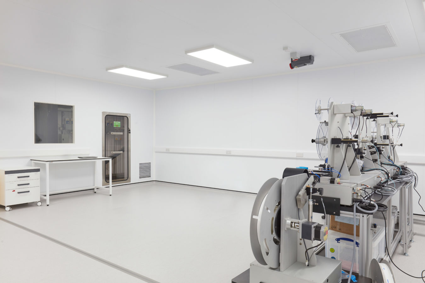 Spacious cleanroom laboratory with specialised scientific equipment and minimal furnishings, part of a COEL lab fit-out for Sense Bio.